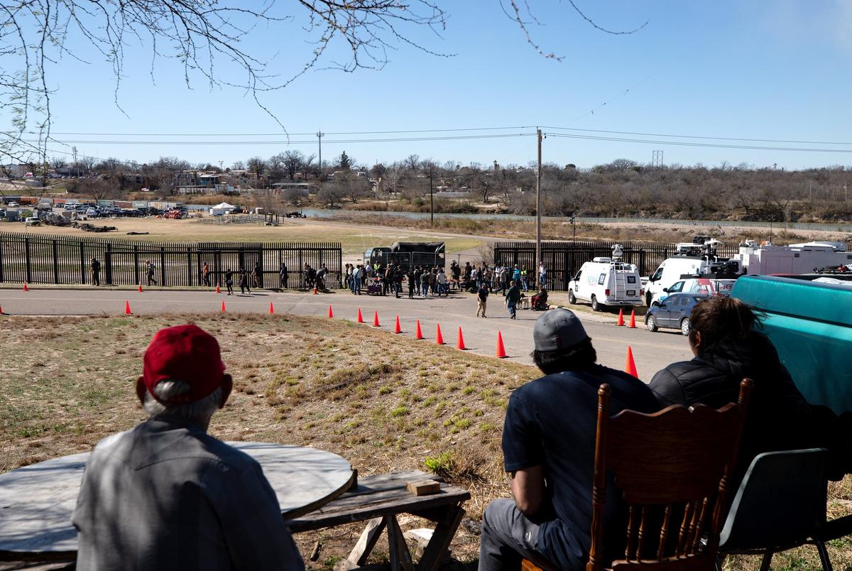 Gov. Greg Abbott defends migrant tactics in Eagle Pass amid escalating